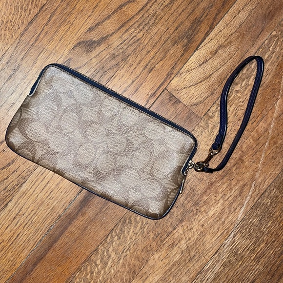 •COACH•TAN/NAVY/BROWN DOUBLE ZIP WRISTLET WALLET (LIKE NEW)SIGNATURE CANVAS LOGO - Picture 4 of 10